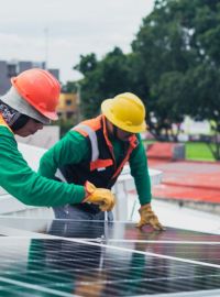 pose-panneau-solaire-eba-france.jpg Équipe EBA France installant un panneau solaire photovoltaïque ou Installation de panneaux solaires par des professionnels EBA France.