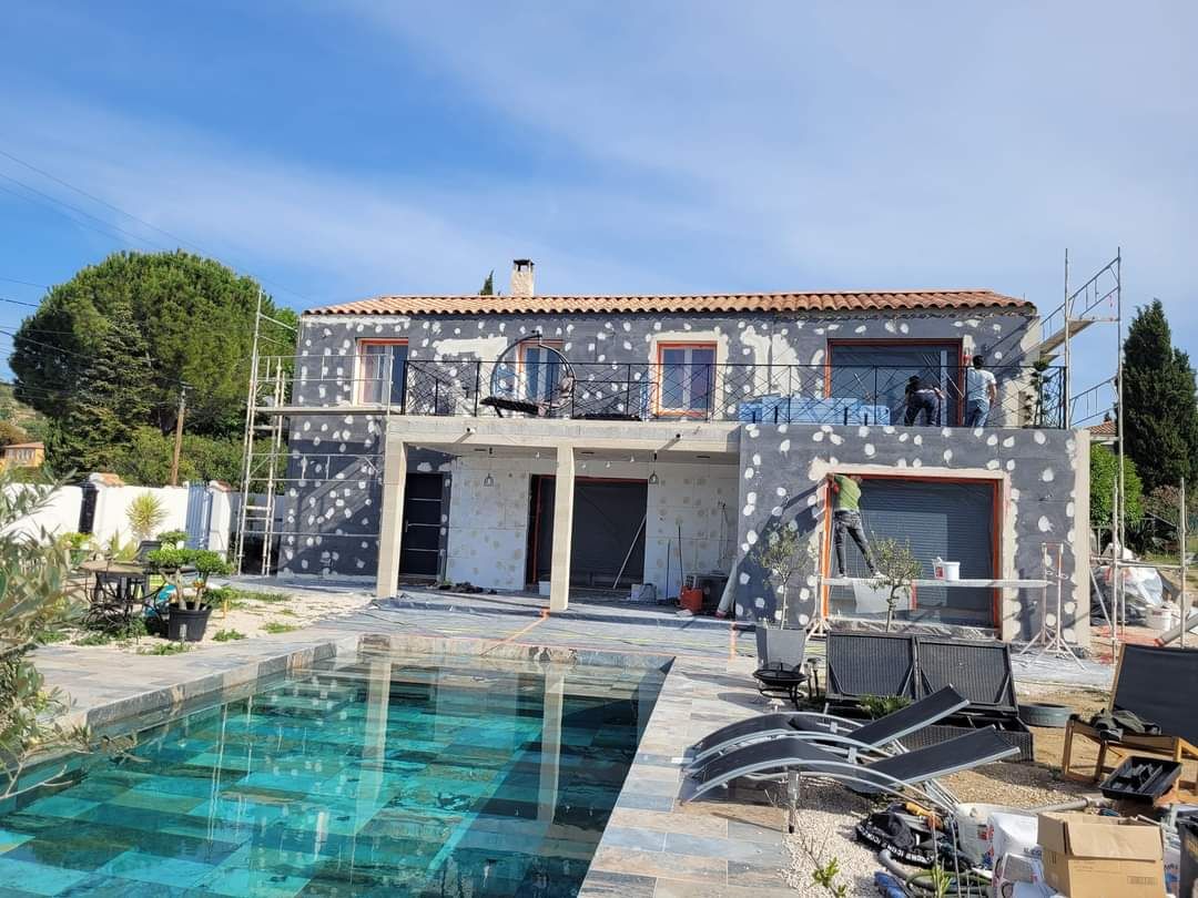 maison-isolation-thermique-exterieure-eba-france.jpg Maison avec isolation thermique par l'extérieur réalisée par EBA France ou Isolation thermique extérieure (ITE) pour une maison par EBA France
