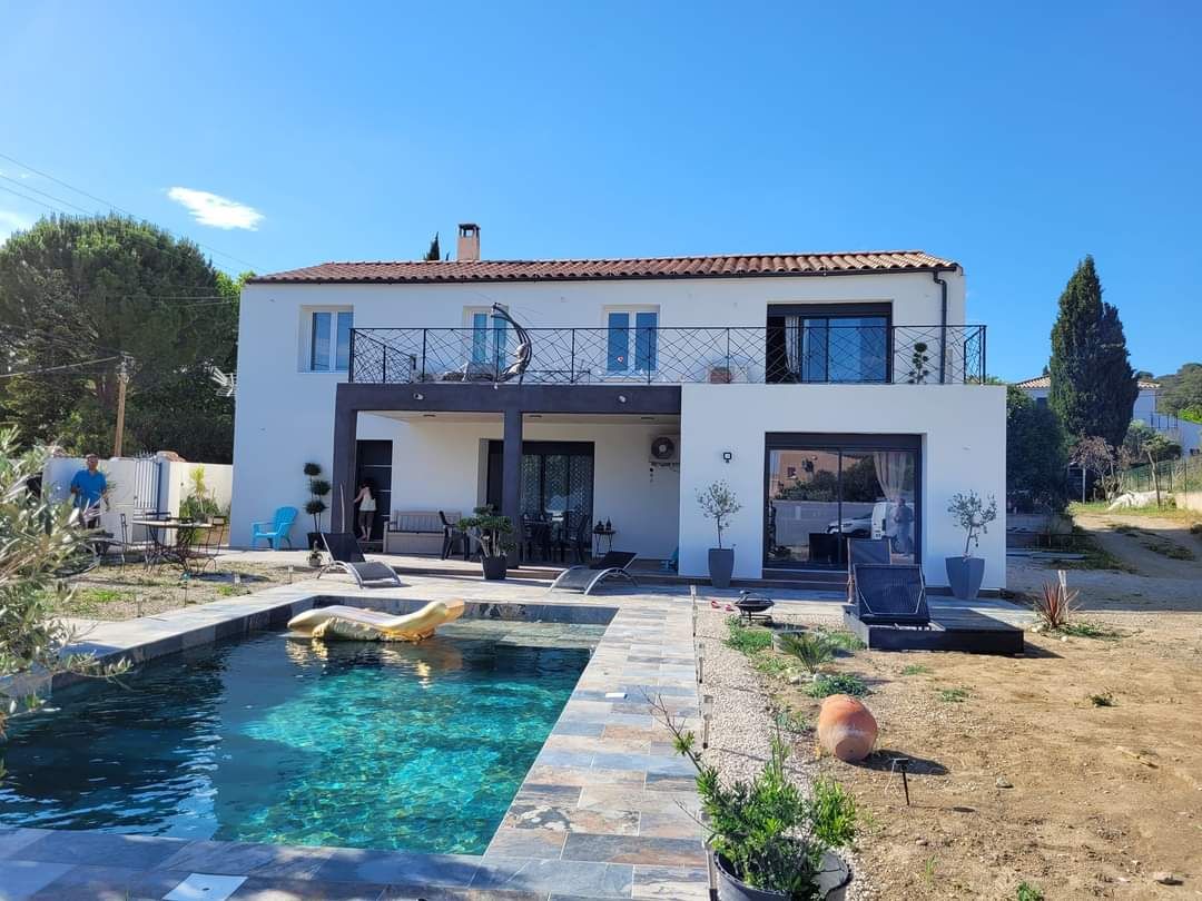 Rénovation EBA France : Maison avec piscine et panneaux solaires.