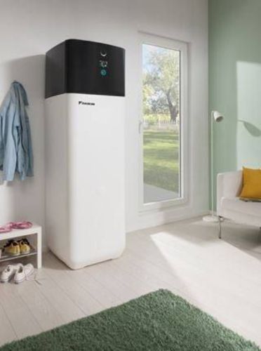 Pompe à chaleur air-eau Daikin installée dans une maison moderne.