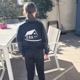Enfant portant une veste EBA EnR, symbole du soutien aux associations.