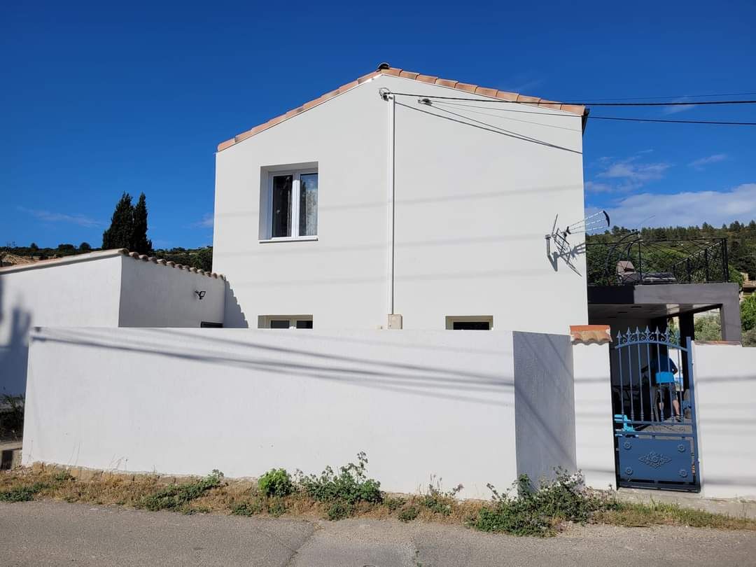 Rénovation EBA France : Maison minimaliste blanche.