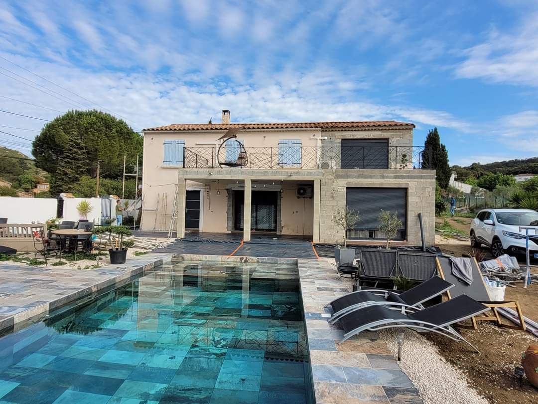 Maison rénovée avec isolation extérieure, piscine et terrasse par EBA France.