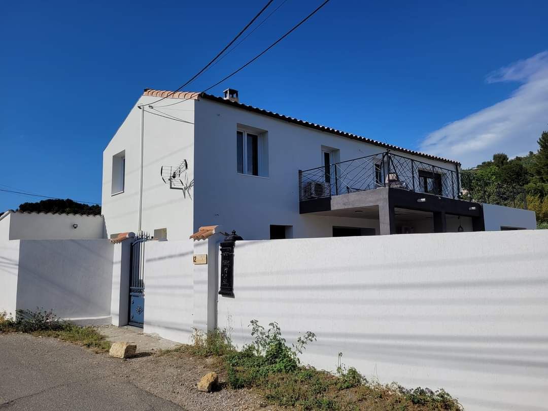 Rénovation EBA France : Maison de ville blanche au style épuré.