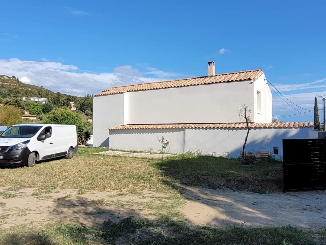 Rénovation EBA France : Isolation extérieure et panneaux solaires.
